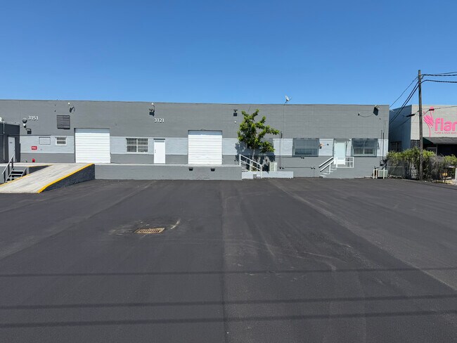 Plus de détails pour 3121-3171 E 11th Ave, Hialeah, FL - Industriel à louer