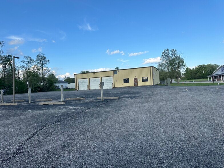 2311 Industrial Dr, Bedford, IN à vendre - Photo du bâtiment - Image 1 de 5