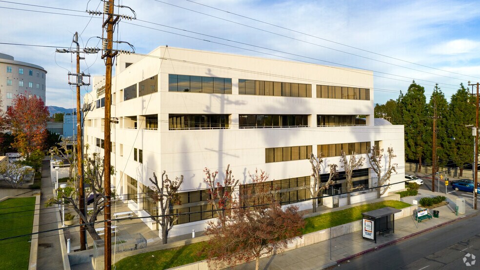 6815 Noble Ave, Van Nuys, CA à louer - Photo du bâtiment - Image 2 de 5