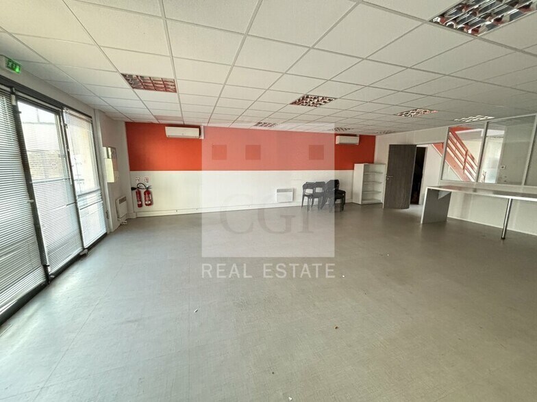 34 Rue Du 35eme Regiment D'Aviation, Bron for lease - Interior Photo - Image 2 of 8