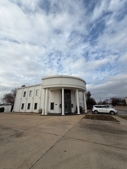 4645 Tinker Diagonal, Oklahoma City, OK à vendre - Photo du bâtiment - Image 1 de 56