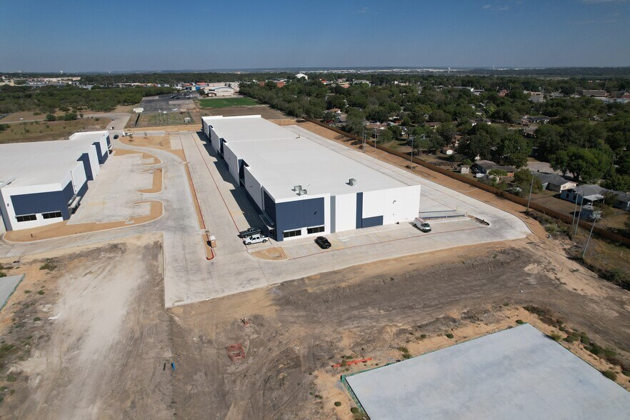 1500 Northlake Pass, Universal City, TX à louer - Photo du bâtiment - Image 2 de 14