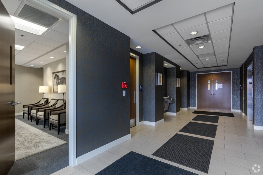 2400 Bush Ridge Dr, Louisville, KY à louer - Hall d’entrée - Image 2 de 6