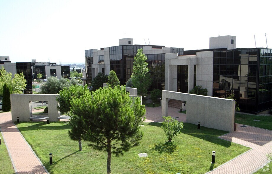 Calle Caléndula, 95, Alcobendas, Madrid à louer - Photo du bâtiment - Image 2 de 6