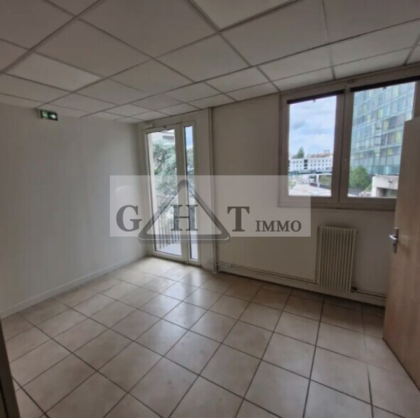 Office in Montreuil for lease - Building Photo - Image 2 of 9