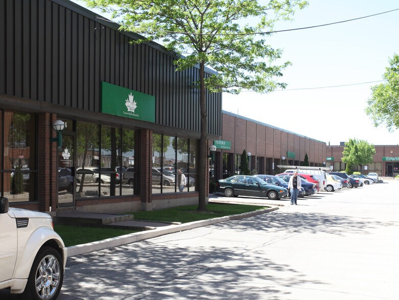 1180-1196 Martin Grove Rd, Toronto, ON à louer - Photo du bâtiment - Image 2 de 3