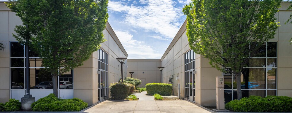 8235 E Stockton Blvd, Elk Grove, CA à vendre - Photo du bâtiment - Image 2 de 5
