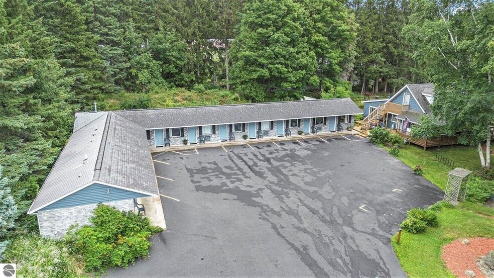 541 Lake St, Frankfort, MI for sale - Building Photo - Image 2 of 49