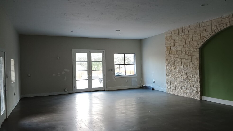 17621 Stacey Ln, Lago Vista, TX for lease - Building Photo - Image 3 of 10