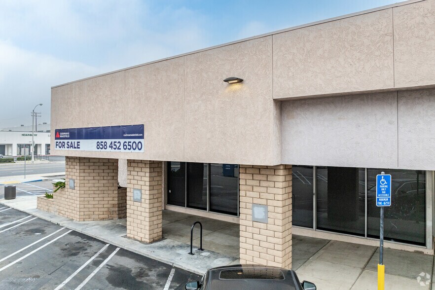 2516 E Chapman Ave, Fullerton, CA à vendre - Photo du bâtiment - Image 3 de 5