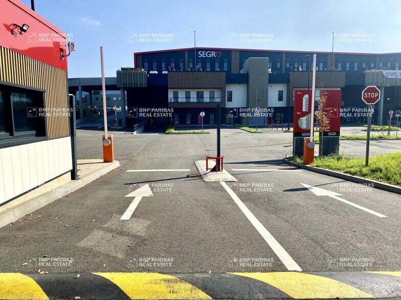 Flex dans Élancourt à louer - Photo du bâtiment - Image 3 de 33