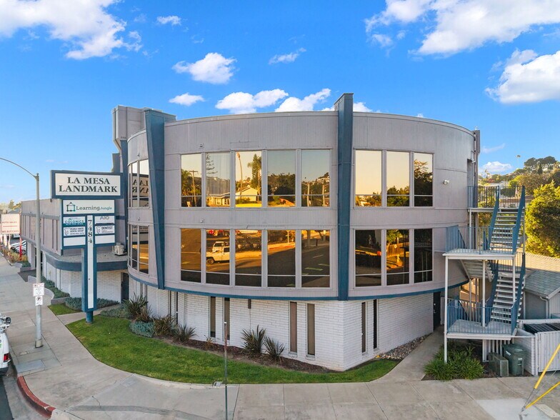 7484 University Ave, La Mesa, CA à vendre - Photo du bâtiment - Image 2 de 16