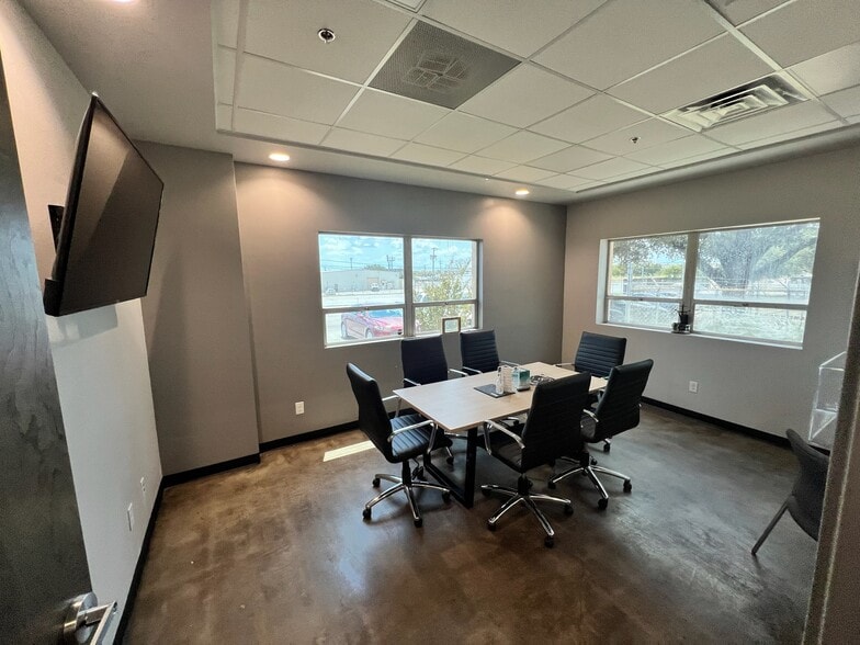 1035 Meacham Blvd, Fort Worth, TX for sale - Interior Photo - Image 3 of 34