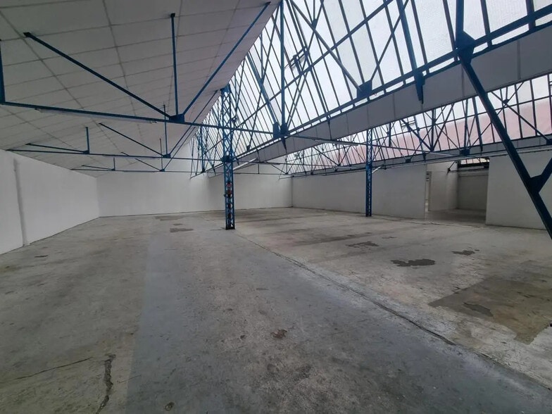 Flex in Montreuil for lease - Interior Photo - Image 1 of 6