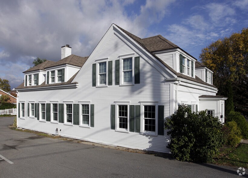 8 W Bay Rd, Osterville, MA à louer - Photo du bâtiment - Image 2 de 5