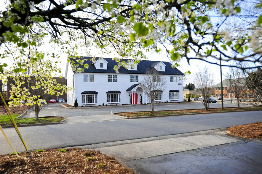 1396 Old Mill Cir, Winston-Salem, NC à vendre - Photo du bâtiment - Image 1 de 1