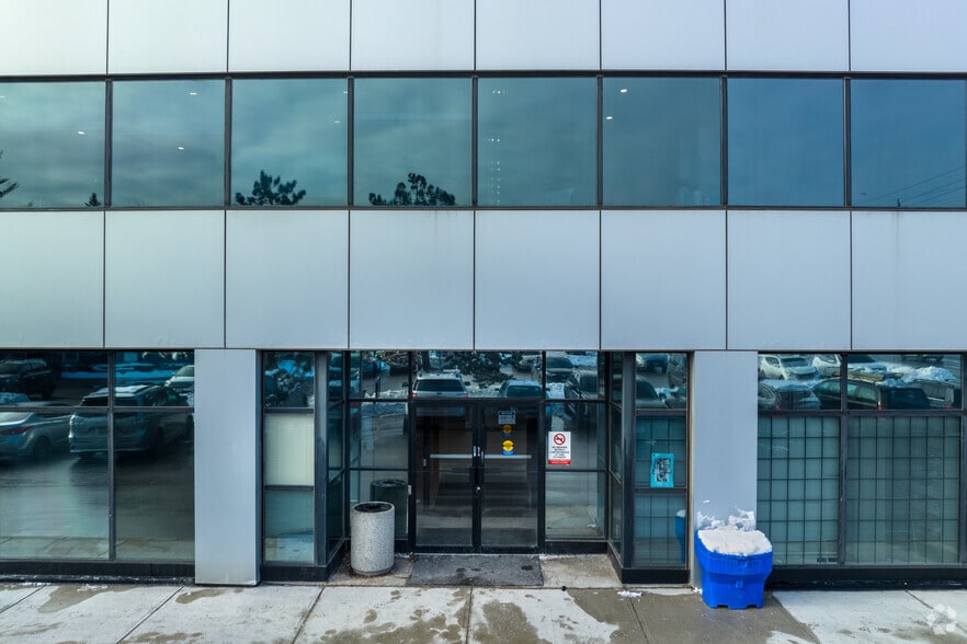 712 Davis Dr, Newmarket, ON for sale - Building Photo - Image 3 of 5