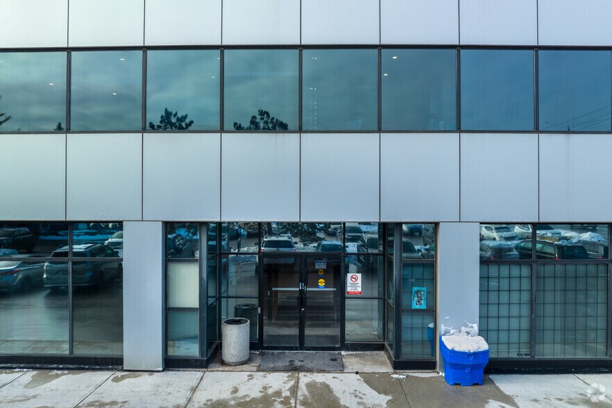 712 Davis Dr, Newmarket, ON à vendre - Photo du bâtiment - Image 3 de 5