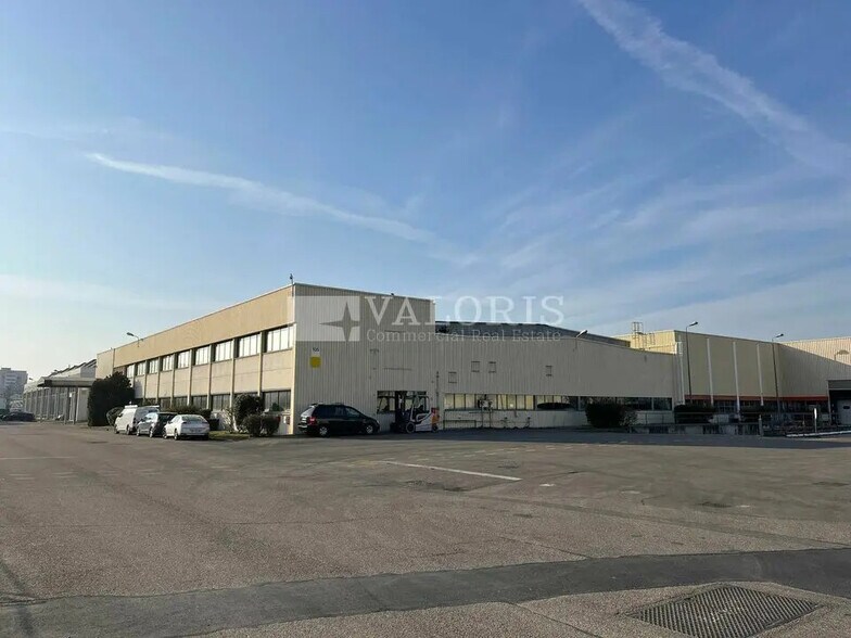 Flex dans Vénissieux à louer - Photo du bâtiment - Image 3 de 12