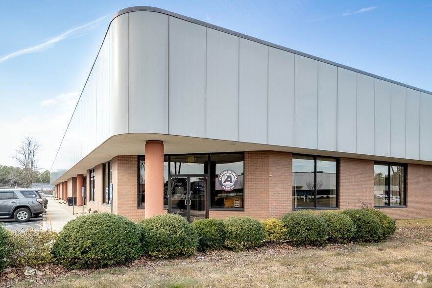 22 Industrial Blvd, Medford, NY for lease - Building Photo - Image 3 of 4