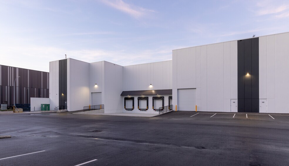 19138 32 Av, Surrey, BC à vendre - Photo du bâtiment - Image 3 de 3