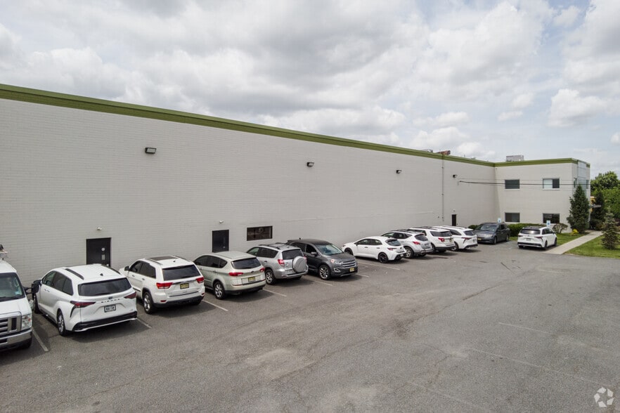 180 Manor Rd, East Rutherford, NJ for lease - Building Photo - Image 3 of 5