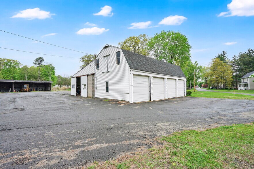 91 Squawfield Rd, Westfield, MA à vendre - Photo du bâtiment - Image 2 de 28