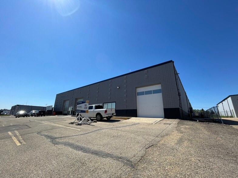 6850 52 Av, Red Deer, AB à louer - Photo du bâtiment - Image 2 de 2