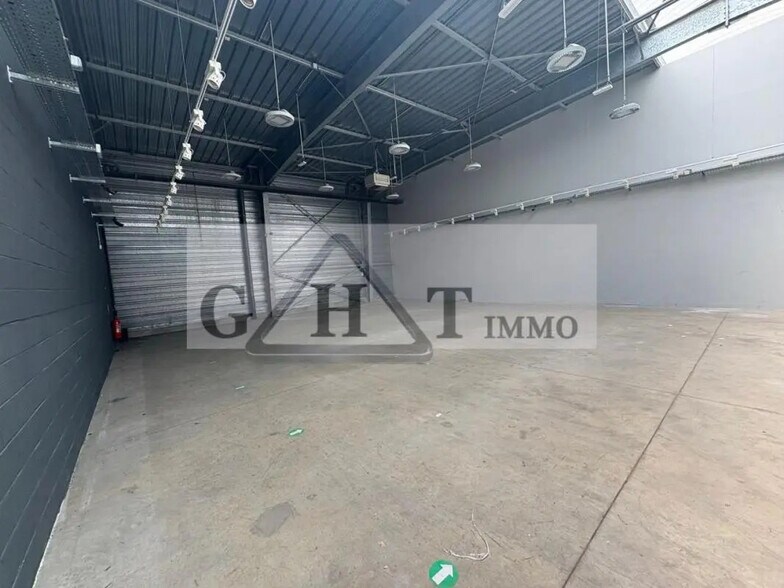 Industrial in Vaux-le-Pénil for sale - Interior Photo - Image 2 of 8