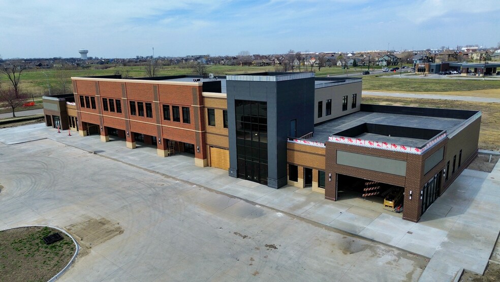 2295 SW State St, Ankeny, IA à louer - Photo du bâtiment - Image 3 de 8