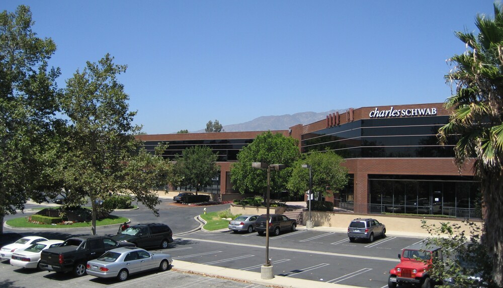 299 W Foothill Blvd, Upland, CA à louer Photo du bâtiment- Image 1 de 13