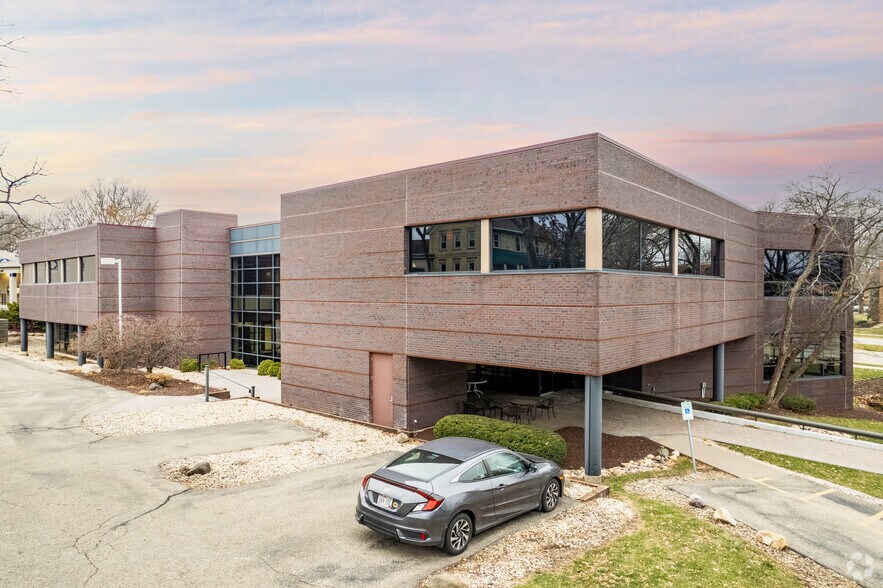 6411 Mineral Point Rd, Madison, WI à louer - Photo du bâtiment - Image 2 de 4