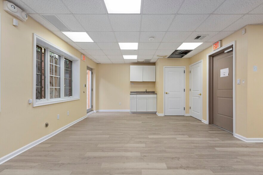 2717 Crescent St, Astoria, NY à vendre - Photo du bâtiment - Image 3 de 22