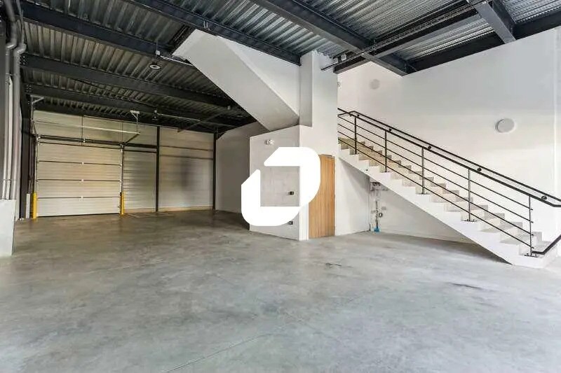 Flex in Fresnes for lease - Building Photo - Image 1 of 36