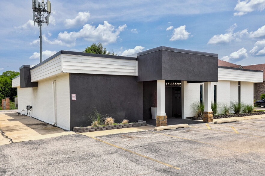 6500 N Meridian Ave, Oklahoma City, OK for sale - Building Photo - Image 2 of 8