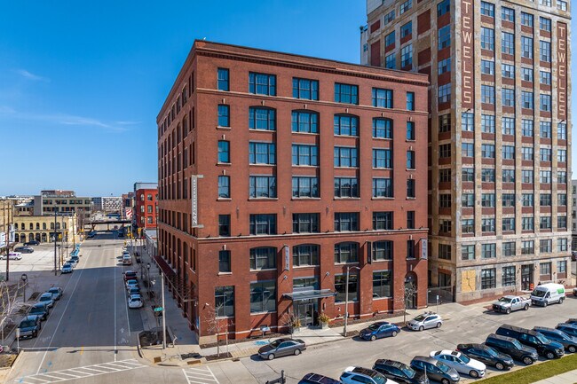 Plus de détails pour 247 W Freshwater Way, Milwaukee, WI - Coworking à louer