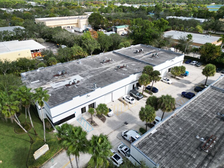 1445 Jupiter Park Dr, Jupiter, FL à louer - Photo du bâtiment - Image 3 de 5