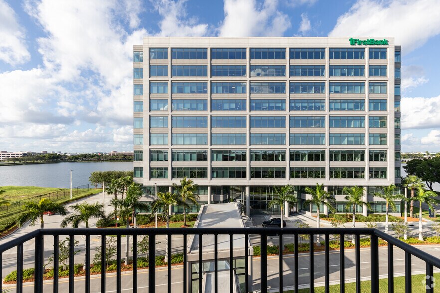 800 Waterford Way, Miami, FL à louer - Photo du bâtiment - Image 2 de 10