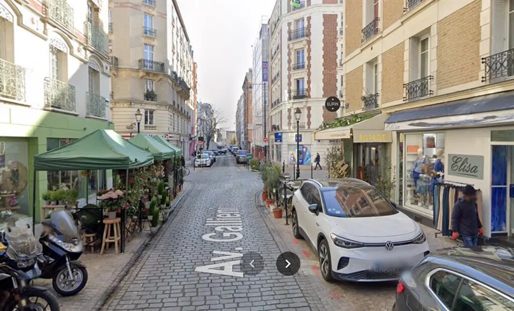 Retail in Courbevoie for lease Building Photo- Image 1 of 4