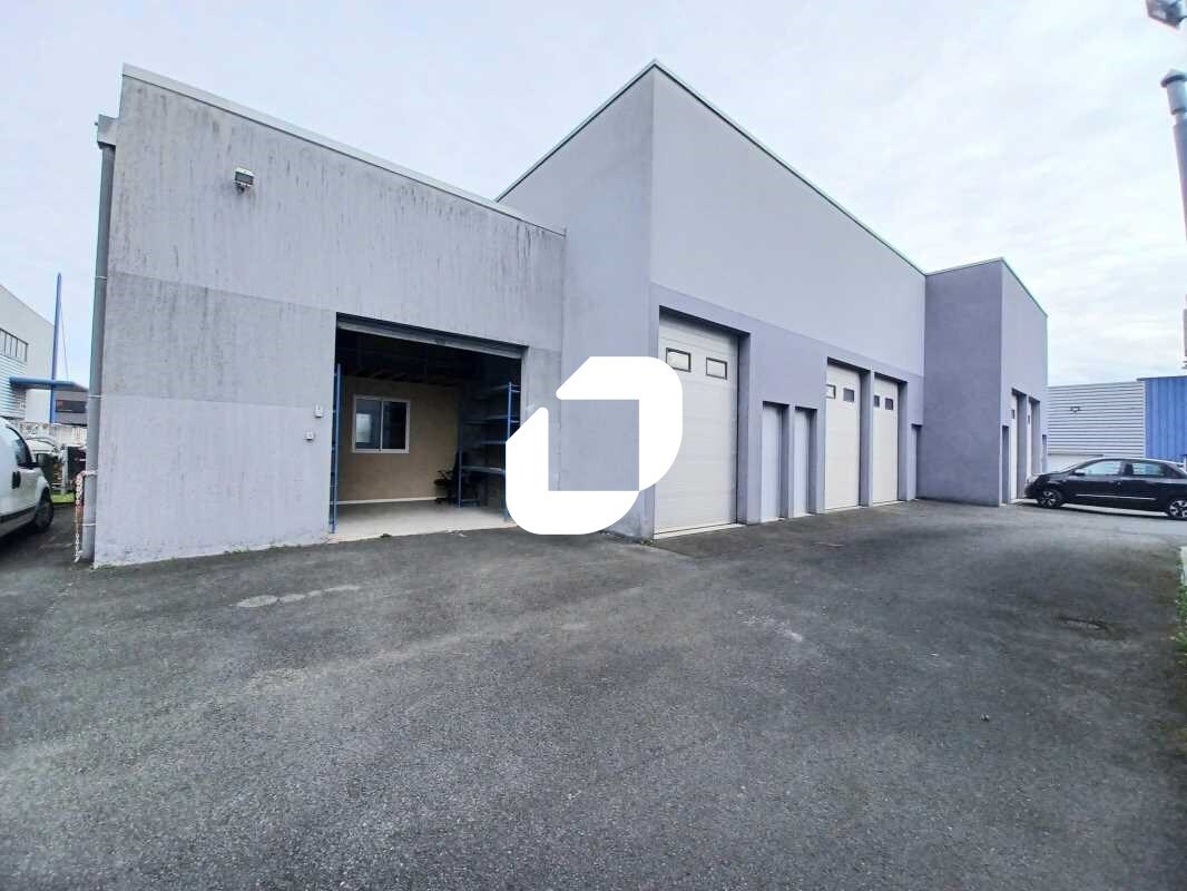 Flex in Cenon for lease Building Photo- Image 1 of 14