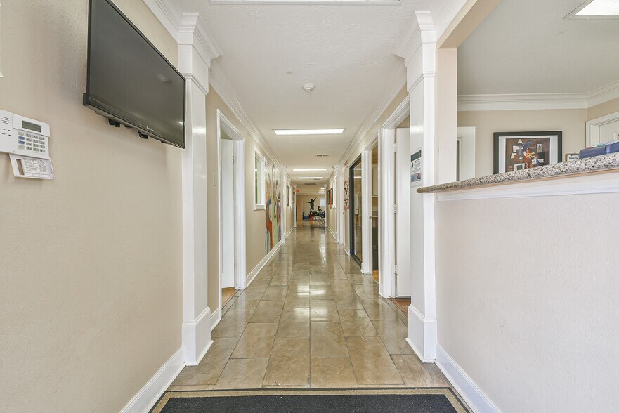 9608 Spencer Hwy, La Porte, TX à vendre - Photo intérieure - Image 3 de 10