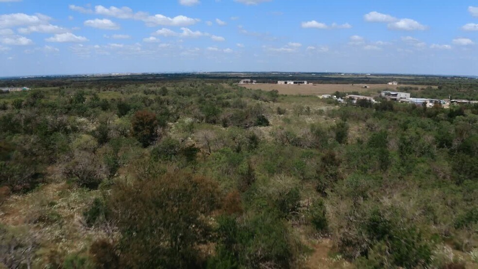 7020 Wolf Ln, Del Valle, TX à vendre - Vidéo sur l’inscription commerciale - Image 3 de 18