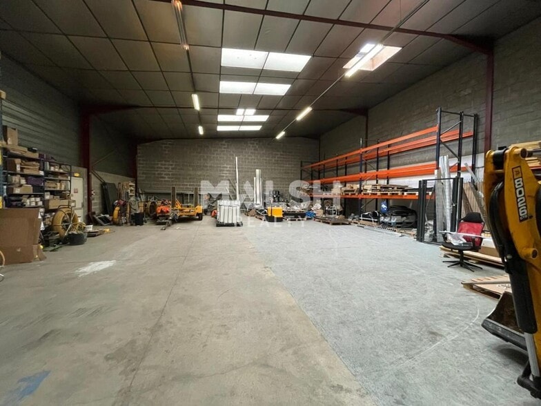 Flex in Chassieu for lease - Building Photo - Image 2 of 7