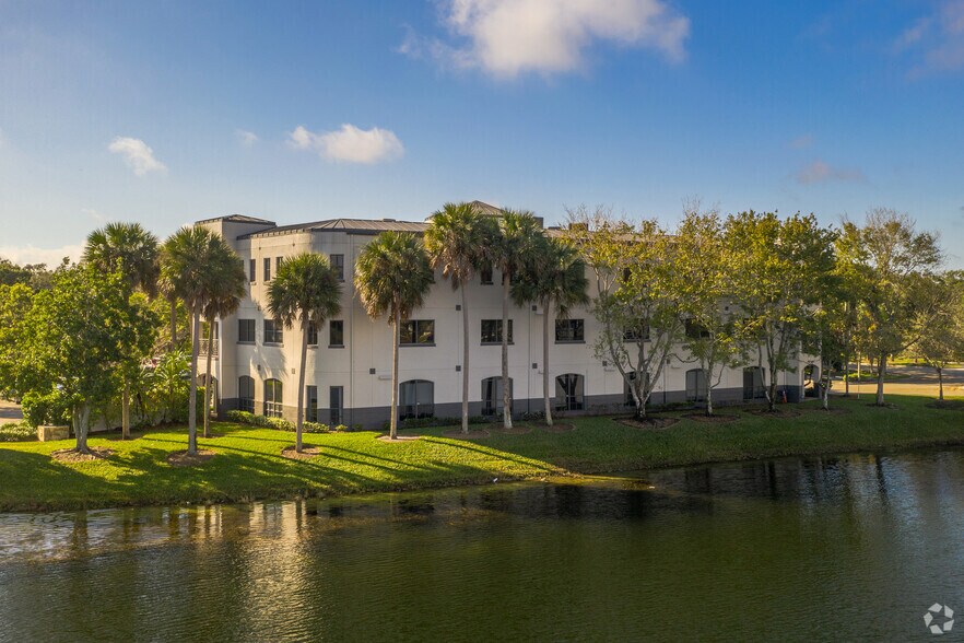 12651 W Sunrise Blvd, Sunrise, FL à louer - Photo du bâtiment - Image 2 de 3