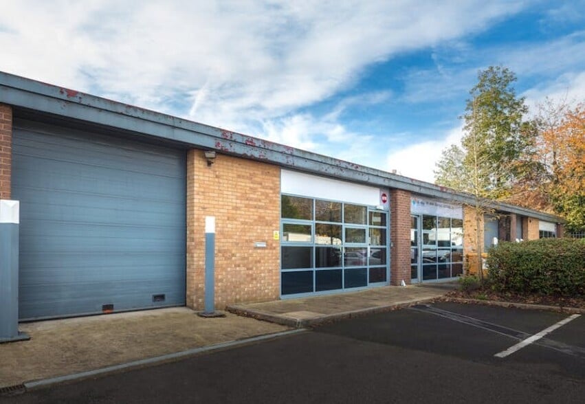 878 Plymouth Rd, Slough for lease - Building Photo - Image 2 of 33