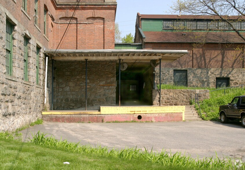 273 Riverside Ave, Bristol, CT à vendre - Photo du bâtiment - Image 3 de 6