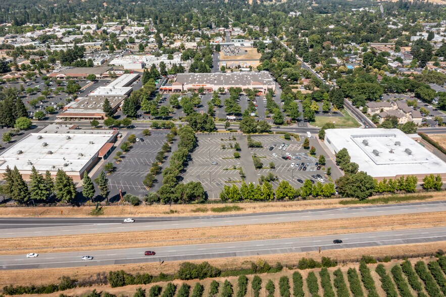 437 N Orchard Ave, Ukiah, CA à louer - Photo du bâtiment - Image 2 de 10