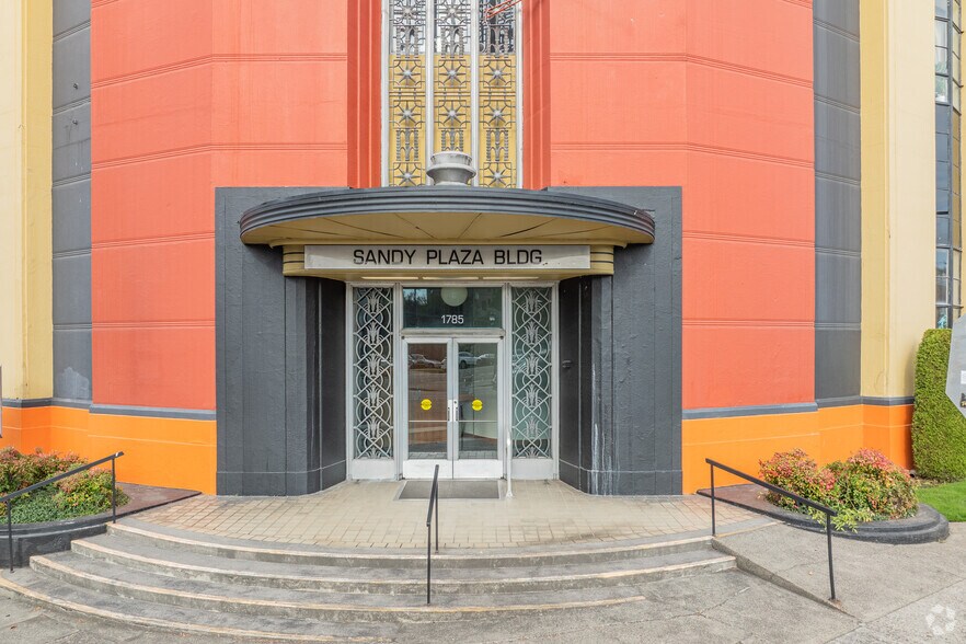 1785 NE Sandy Blvd, Portland, OR à louer - Photo du bâtiment - Image 3 de 4