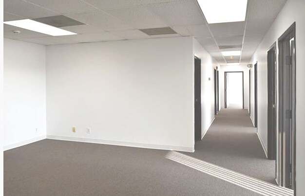 24401-24415 Halsted Rd, Farmington Hills, MI à louer - Photo intérieure - Image 3 de 21