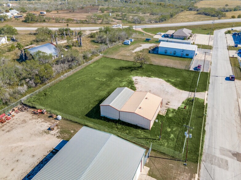 202 Wyoming Blvd, Pleasanton, TX for sale - Building Photo - Image 2 of 12